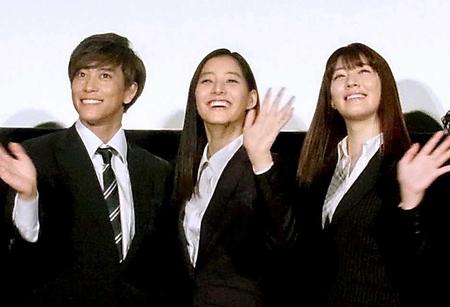 　カメラに手を振る（左から）佐野岳、新木優子、岡本杏理＝東京・新宿ピカデリー