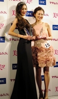 国民的美魔女コンテストでグランプリに輝いた田中恵さん（左）と準グランプリの松瀬詩保さん＝東京・六本木