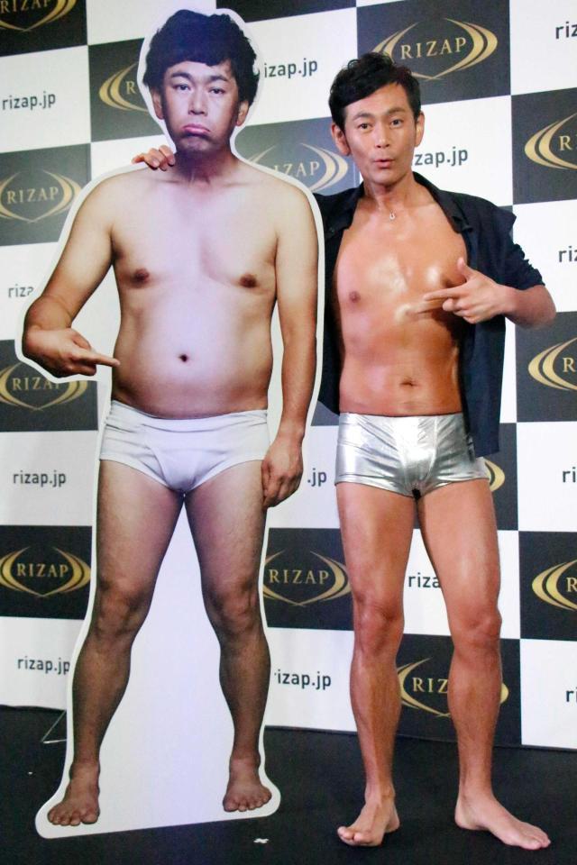 　減量前の自身のパネルと並ぶ遠藤章造＝都内