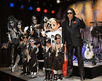 ＫＩＳＳメークの鉄腕アトムやファンと対面しゴキゲンなジーン・シモンズ（右）＝ラフォーレミュージアム原宿