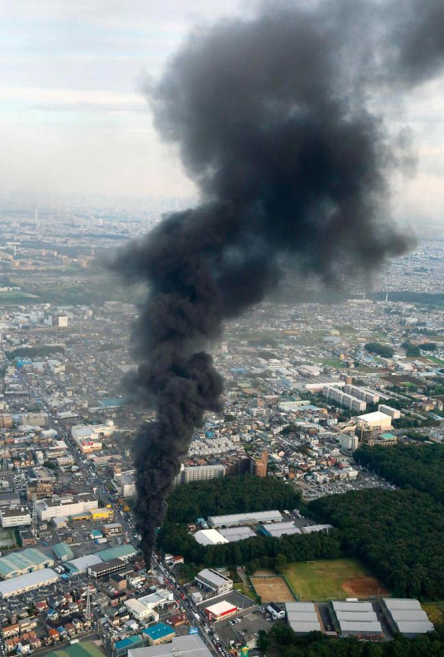 　東京電力の関連施設から上がる黒煙＝埼玉県新座市