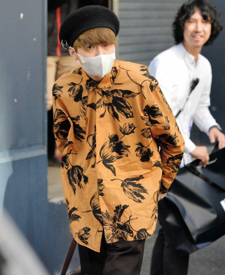 報道陣に一礼する川谷絵音＝都内（撮影・西岡正）