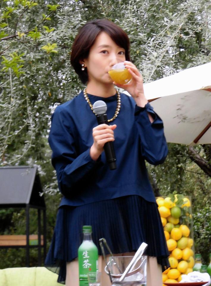 イベントで、自作のフレーバーティーを飲む波瑠＝東京・代官山