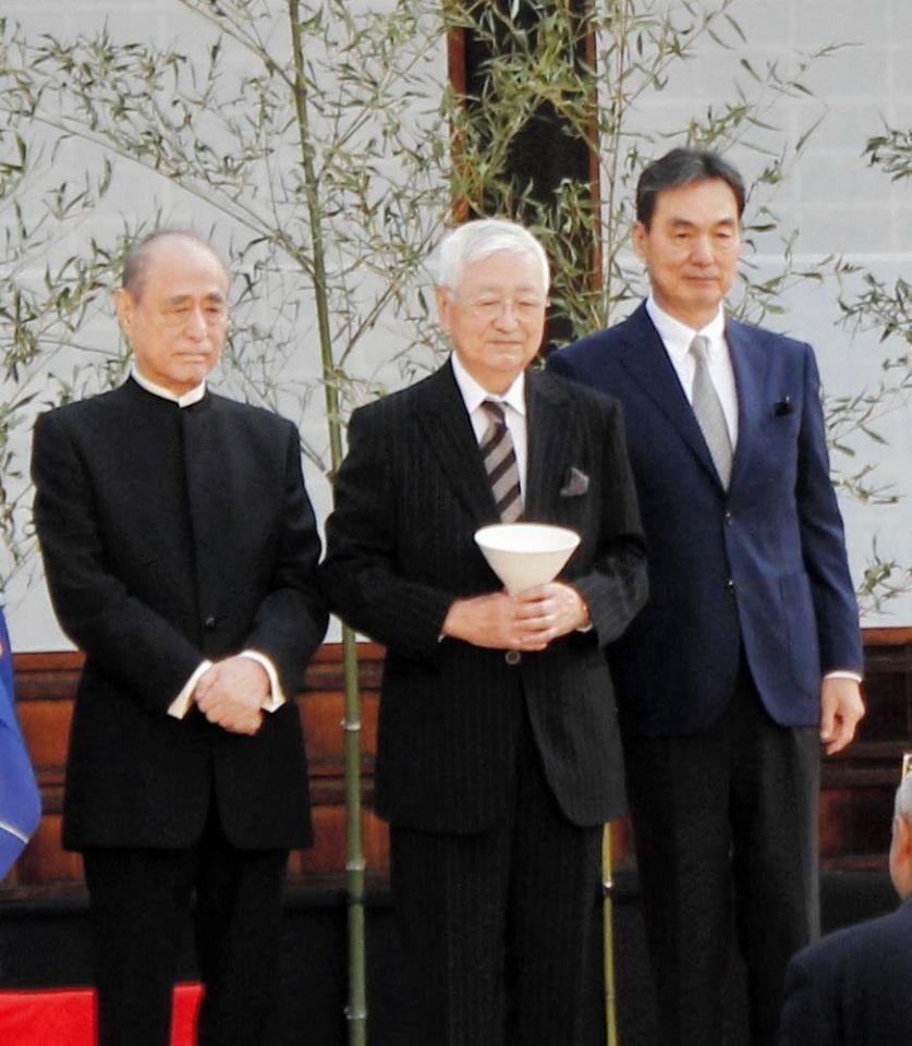 「牧野省三賞」を受賞した篠田正浩氏（中央）。左はプレゼンテーター役の津川雅彦、右は祝福に駆けつけた長塚京三＝京都市・元離宮二条城