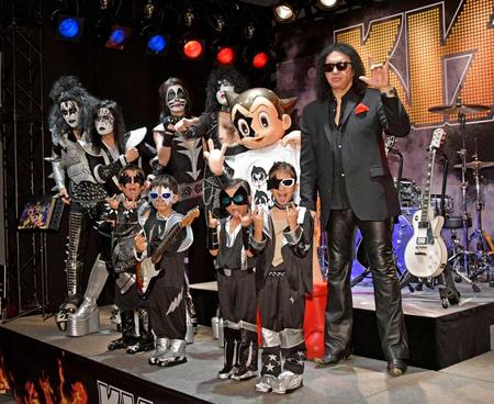 　ＫＩＳＳメイクの鉄腕アトムやファンと対面し、ゴキゲンなジーン・シモンズ（右）＝ラフォーレミュージアム原宿