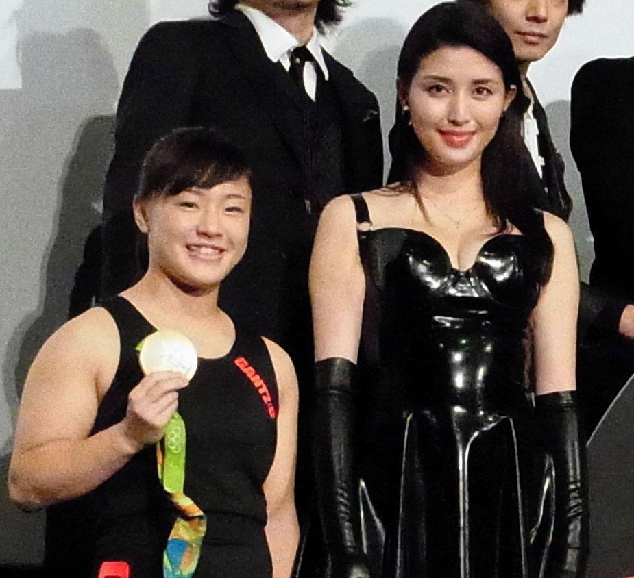 作品イメージの黒衣装で登場した登坂絵莉選手（左）と橋本マナミ＝東京・ＴＯＨＯシネマズ新宿