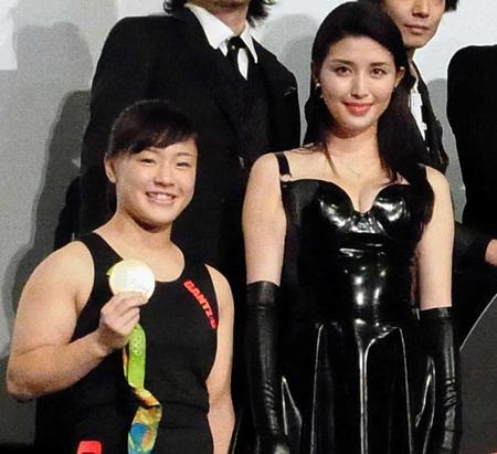　黒衣装で登場した登坂絵莉（左）と橋本マナミ＝東京・ＴＯＨＯシネマズ新宿