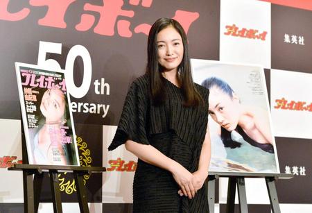 　昔の表紙やグラビアの横でポーズをとる仲間由紀恵＝東京・帝国ホテル（撮影・園田高夫）