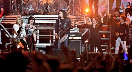 　熱唱する（左から）ＹＯＳＨＩＫＩ、ＴｏｓｈＩ、ジーン・シモンズ、ＴＥＲＵ、ＲＹＵＩＣＨＩ＝幕張メッセホール