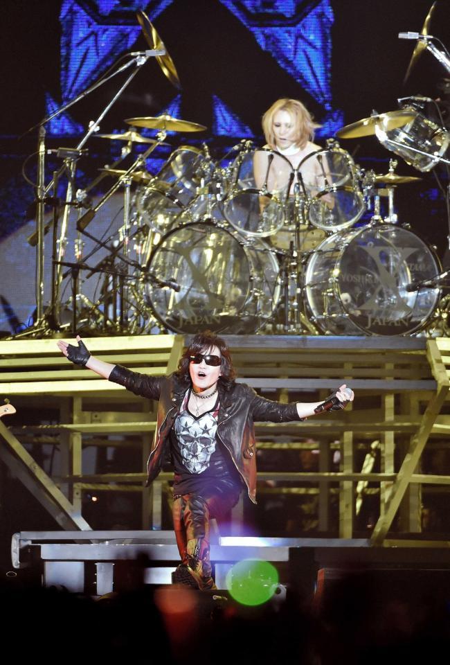 　激しいパフォーマンスで魅了するＸ　ＪＡＰＡＮのＴｏｓｈｌ（下）とＹＯＳＨＩＫＩ＝幕張メッセホール（撮影・園田高夫）
