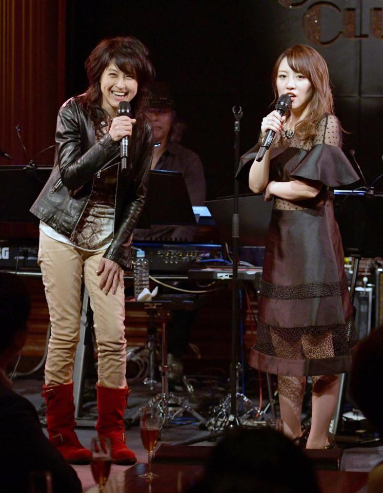 サプライズゲストで楽曲提供した岸谷香（左）も登場した高橋みなみのライブ＝東京・丸の内ＣＯＴＴＯＮ　ＣＬＵＢ