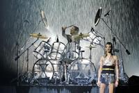 着物ショーで大量の水を浴びながらドラムをたたくＹＯＳＨＩＫＩ＝東京・渋谷