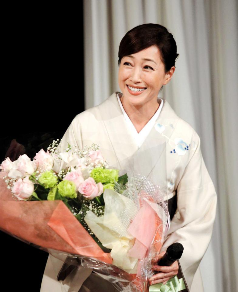 　花束を手に笑顔の高島礼子＝よしもと祇園花月