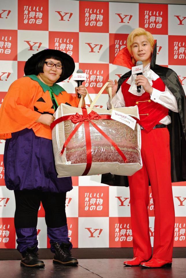 ハロウィーンのコスプレを披露したメイプル超合金＝東京・恵比寿