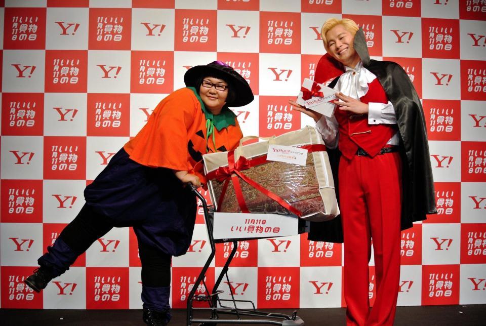 ハロウィーンのコスプレを披露したメイプル超合金＝東京・恵比寿