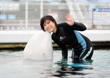 　白いイルカとキスする水森かおり＝横浜市の八景島シーパラダイス