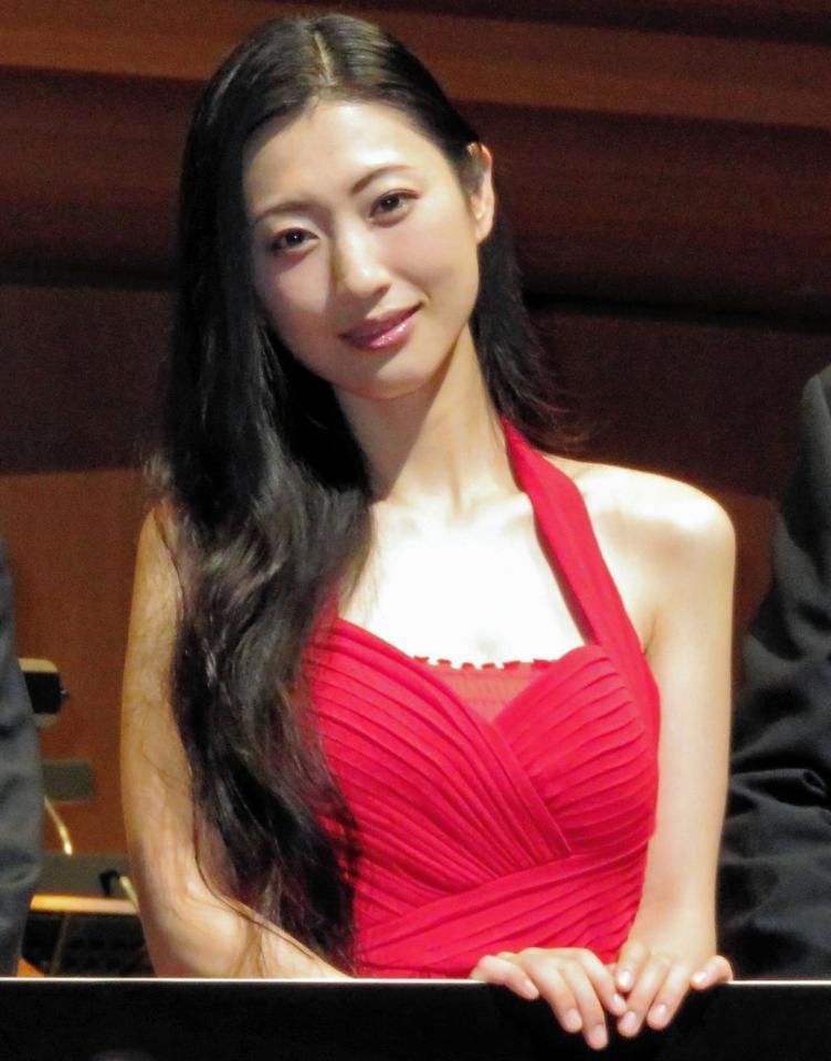 赤いドレスで登場した壇蜜＝東京オペラシティ