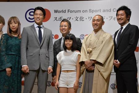 「Ｔｈｅ　Ｌａｎｄ　ｏｆ　ｔｈｅ　Ｒｉｓｉｎｇ　Ｓｕｎ」の上演を終え笑顔の市川海老蔵（右から２人目）ら＝グランドハイアット東京