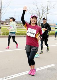 山本あき　フルマラソン６時間切り完走　最後の１キロつらかった