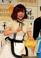 ハロウィーンケーキ作りに励む益若つばさ＝東京・汐留