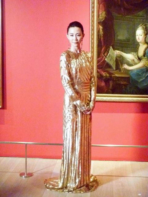 木村佳乃「ベルばら」ファン！金色衣装でアントワネット展に登場/芸能