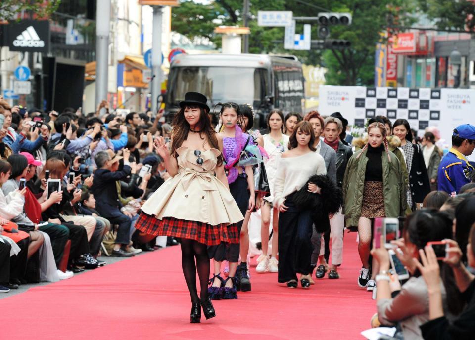　路上ランウェイを行った西内まりや（中央）＝東京・渋谷文化村通り（撮影・三好信也）