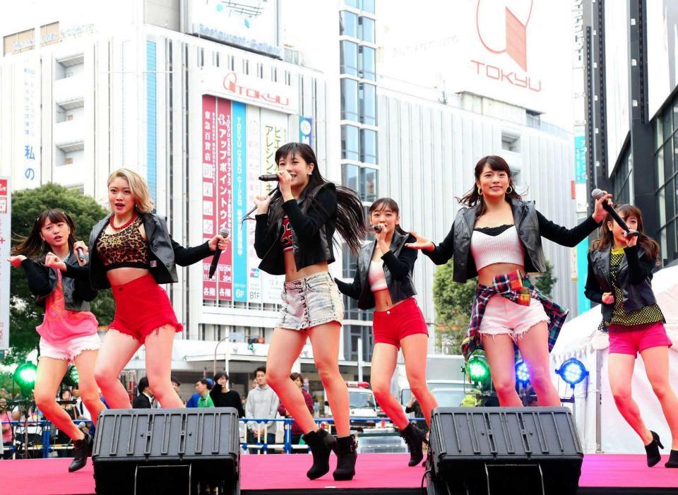 　パフォーマンスするフェアリーズ＝東京・渋谷