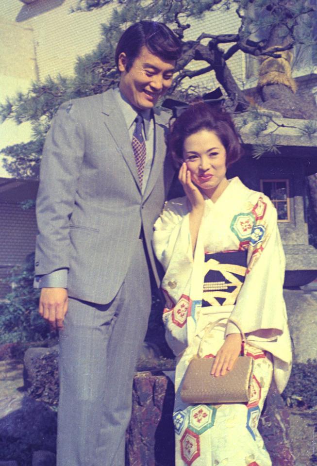 　１９７０年２月、佐久間良子との婚約を発表する平幹二朗さん