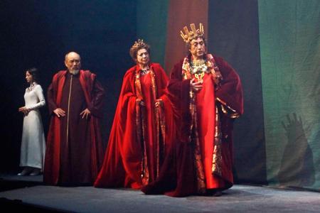 　蜷川さん演出「ハムレット」に出演（右）＝１５年５月、ロンドン・バービカンシアター（共同）