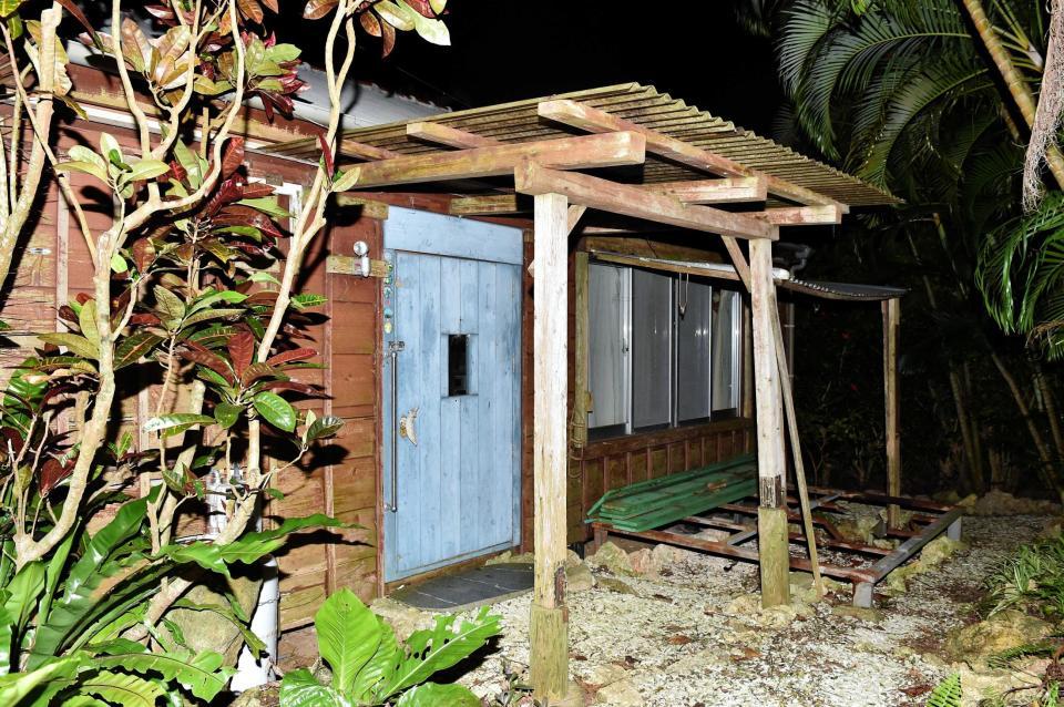 ひっそりと静まりかえる高樹沙耶容疑者の自宅＝沖縄県石垣市内