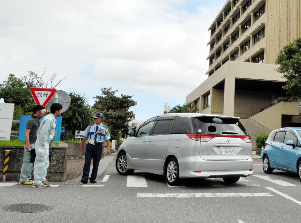 高樹沙耶容疑者を乗せた車が検察庁敷地内に入る＝沖縄県那覇地方検察庁（撮影・園田高夫）