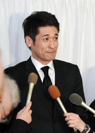 囲み取材で平幹二朗さんとの思い出を語る佐藤隆太＝東京・青山葬儀所（撮影・開出牧）