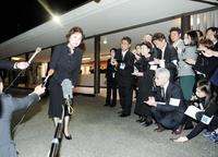 通夜に参列した佐久間良子は、報道陣の取材に応じる＝東京・青山葬儀所（撮影・開出牧）