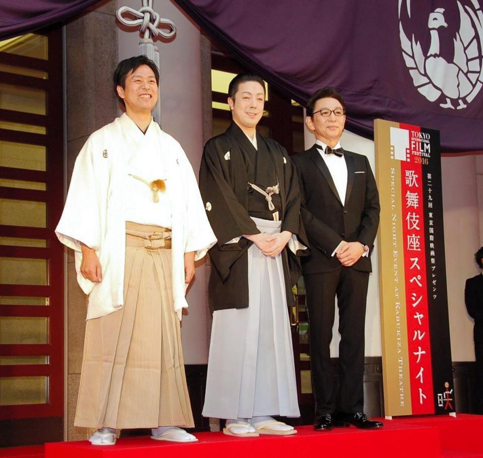 大麻を話題にした古舘伊知郎（右）とともにあいさつした尾上菊之助（中央）と片岡一郎＝東京・歌舞伎座