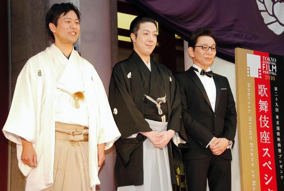 大麻を話題にした古舘伊知郎（右）とともにあいさつした尾上菊之助（中央）と片岡一郎＝東京・歌舞伎座