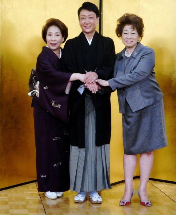 新派入団会見を行った市川春猿（中央）と波乃久里子（左）と水谷八重子＝コートヤード・マリオット銀座東武ホテル