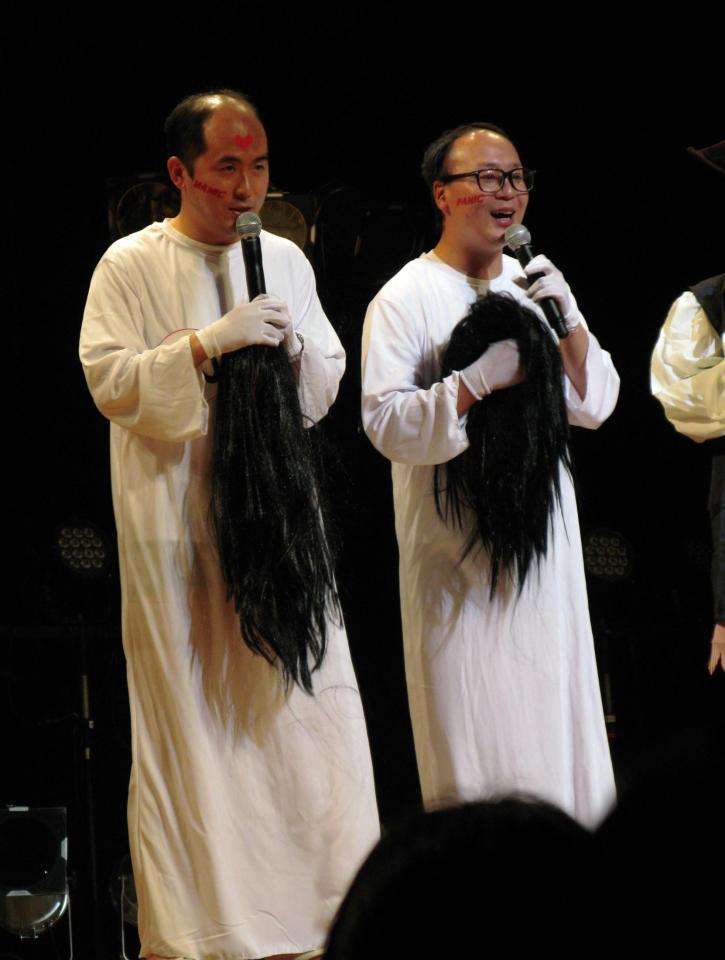 「貞子」の仮装で登場するも、カツラを外されてしまったトレンディエンジェルの斎藤司（左）とたかし＝大阪市内