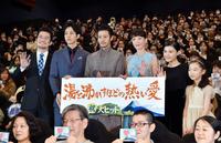 新作映画をＰＲする（左から）中野量太監督、松坂桃李、オダギリジョー、宮沢りえ、杉咲花、伊東蒼＝新宿バルト９（撮影・園田高夫）