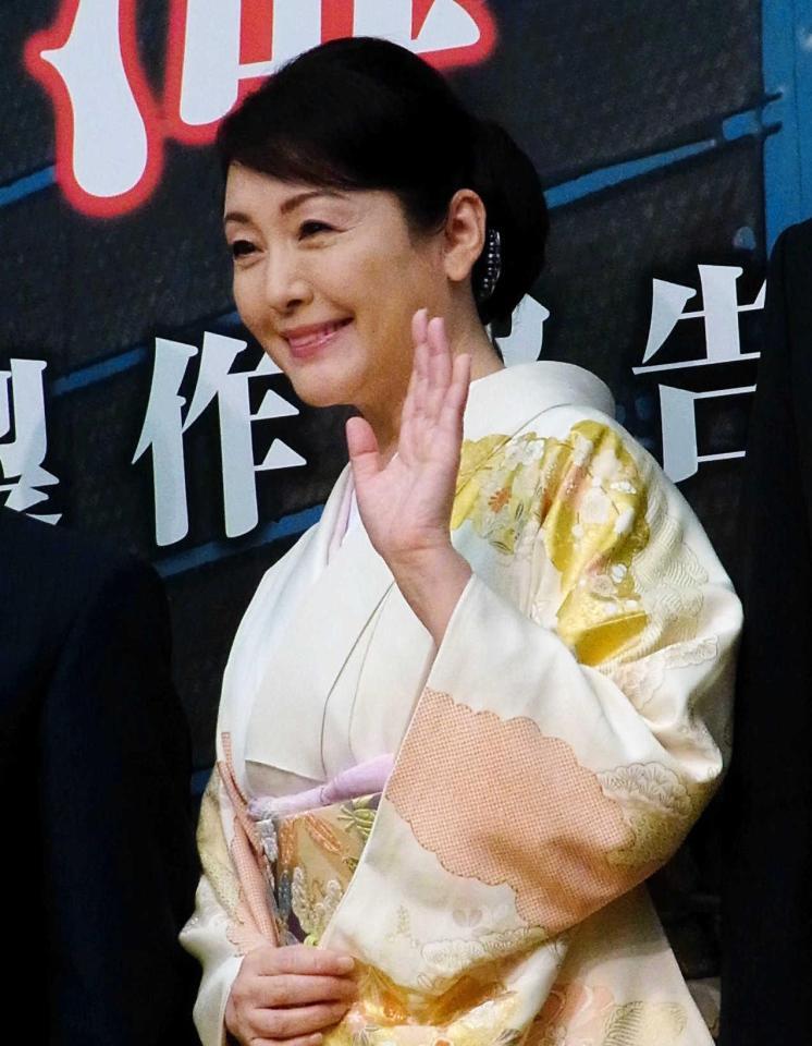 　カメラに手を振る松坂慶子＝東京・六本木ヒルズ