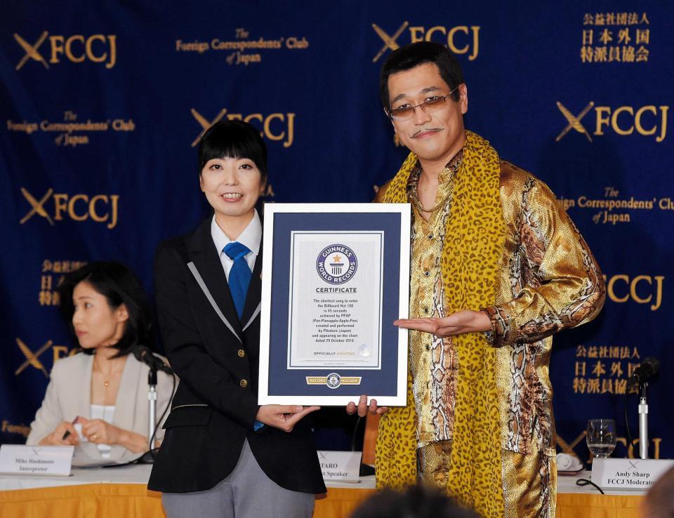 　「ＰＰＡＰ」がギネス登録に認定されたピコ太郎（右）＝東京・有楽町の日本外国特派員協会（撮影・堀内翔）