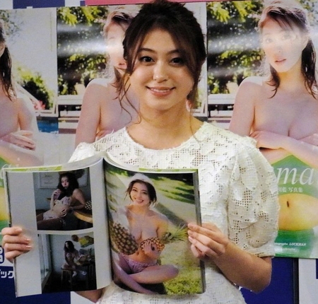 お気に入りの“オッパイン”ショットを広げる大川藍＝東京・新宿