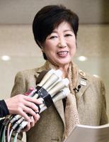 　政治塾「希望の塾」の開講式を終え、笑顔で取材に応じる小池百合子東京都知事＝30日、東京都豊島区