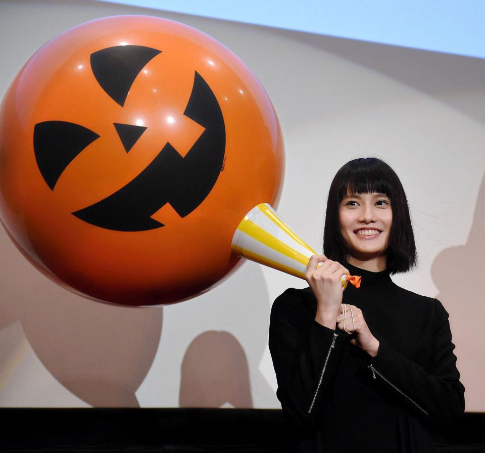 ハロウィーンを翌日に控え映画「バースデーカード」のヒットを祈願した橋本愛＝東京・新宿の新宿バルト９（撮影・堀内翔）