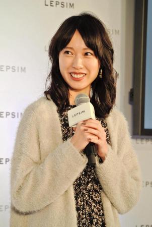 「はやりを凝縮してます」というファッションの戸田恵梨香＝東京・表参道