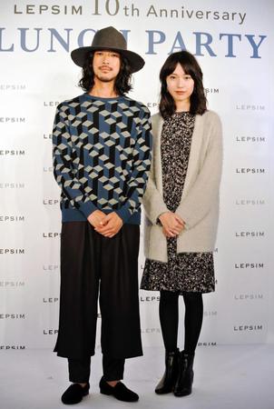 「はやりを凝縮してます」というファッションの戸田恵梨香と大橋トリオ＝東京・表参道