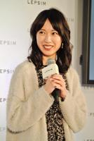 「はやりを凝縮してます」というファッションの戸田恵梨香＝東京・表参道