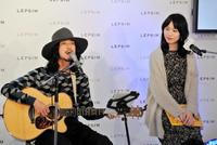 大橋トリオの歌声に聞き入る戸田恵梨香＝東京・表参道