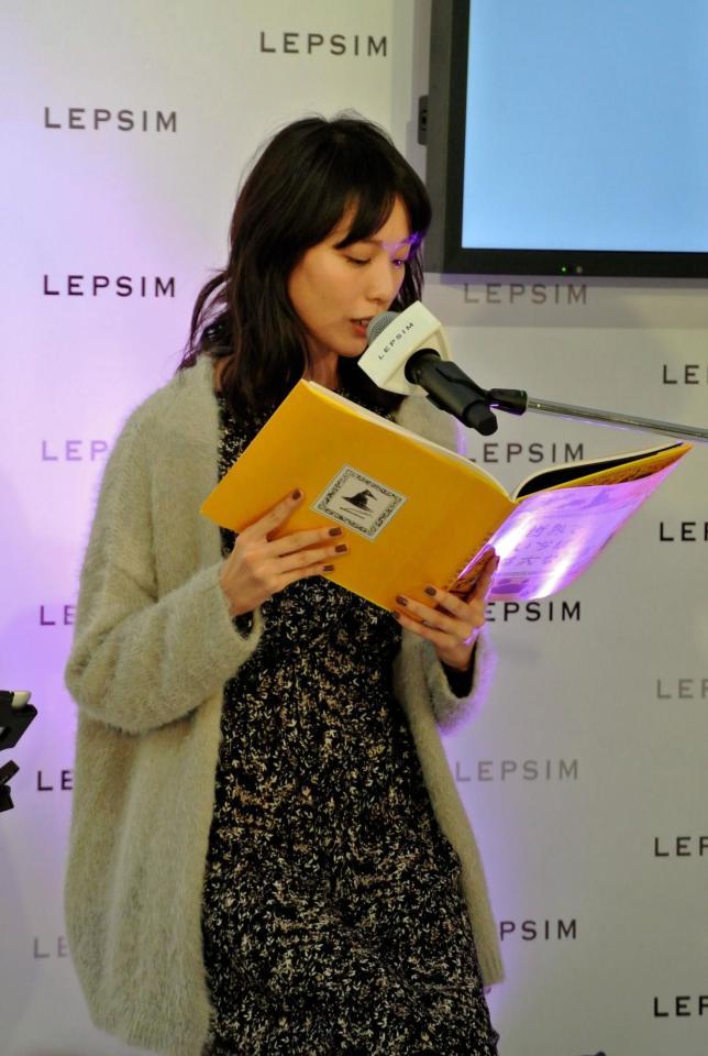 朗読に初挑戦する戸田恵梨香＝東京・表参道