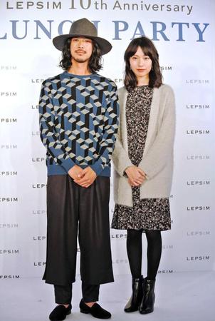 　「はやりを凝縮してます」というファッションの戸田恵梨香と大橋トリオ＝東京・表参道