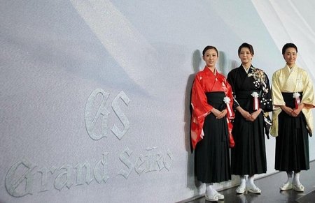 新緞帳贈呈式に出席した（左から）実咲凜音、朝夏まなと、寿つかさ＝東京宝塚劇場